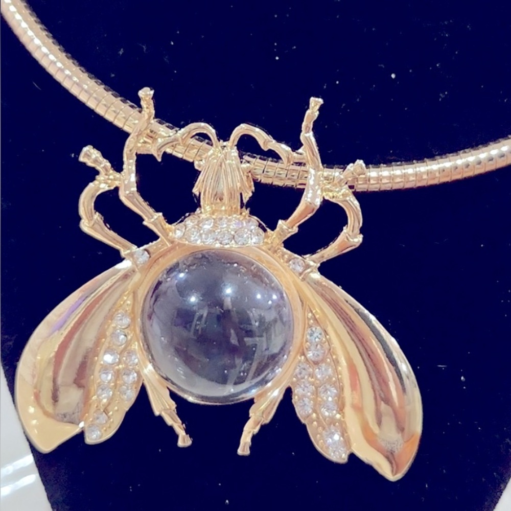 NWT ⚜️🤍⚜️ Natasha Gorgeous Bee Pendant Statement Necklace - Picture 8 of 12